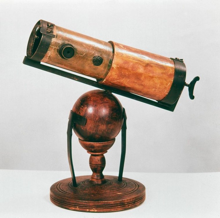 newtons-telescope.thumb.jpg.a08ffab459497146d981f5ad5f91dab2.jpg