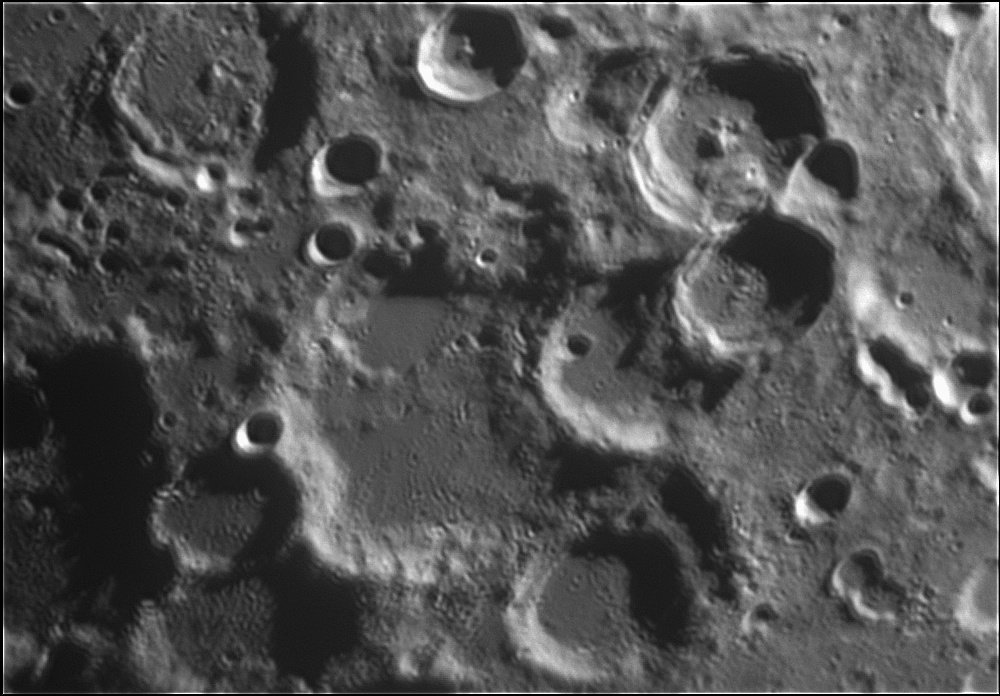 1916572668_Moon_214743_120519_ZWOASI224MC_IR_680nm_AS_P40_lapl6_ap262.jpg.51e170e1a6a2f0552ebc179186c4b301.jpg