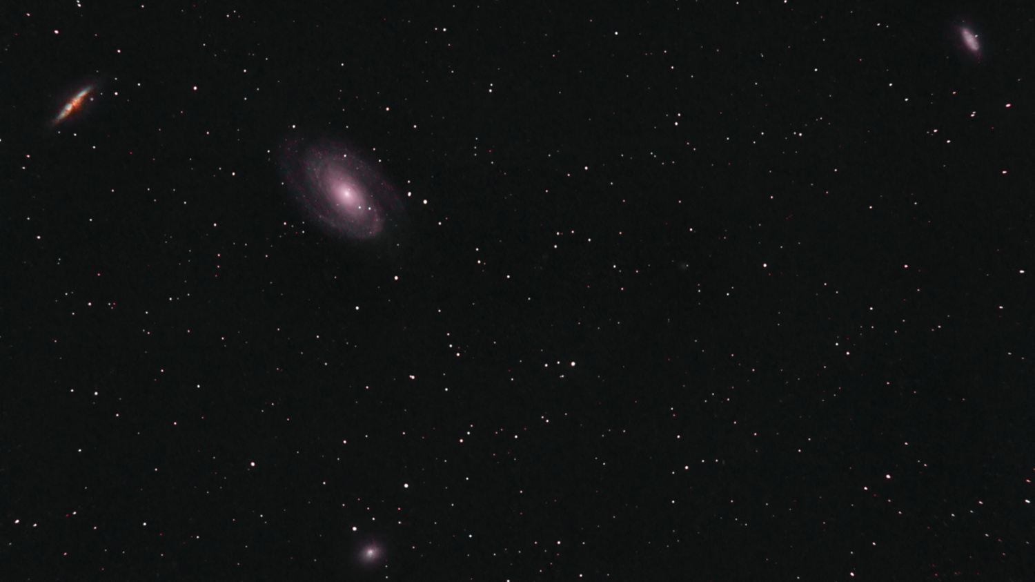 r_pp_Galaxie_Bode_M81_39x300s_ISO800_stacked_proccessed_TIFF_for_PS_-_V3.5.png