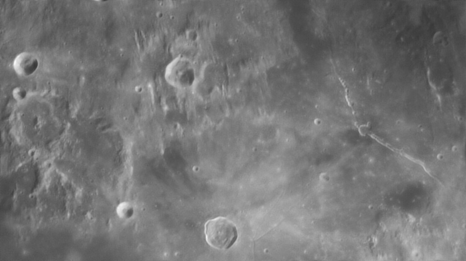 334723135_Moon_213033_251120_ZWOASI290MM_IR_590nm_AS_P40_lapl5_ap1975.thumb.jpg.e803eb46246430d35c4692134acb6390.jpg