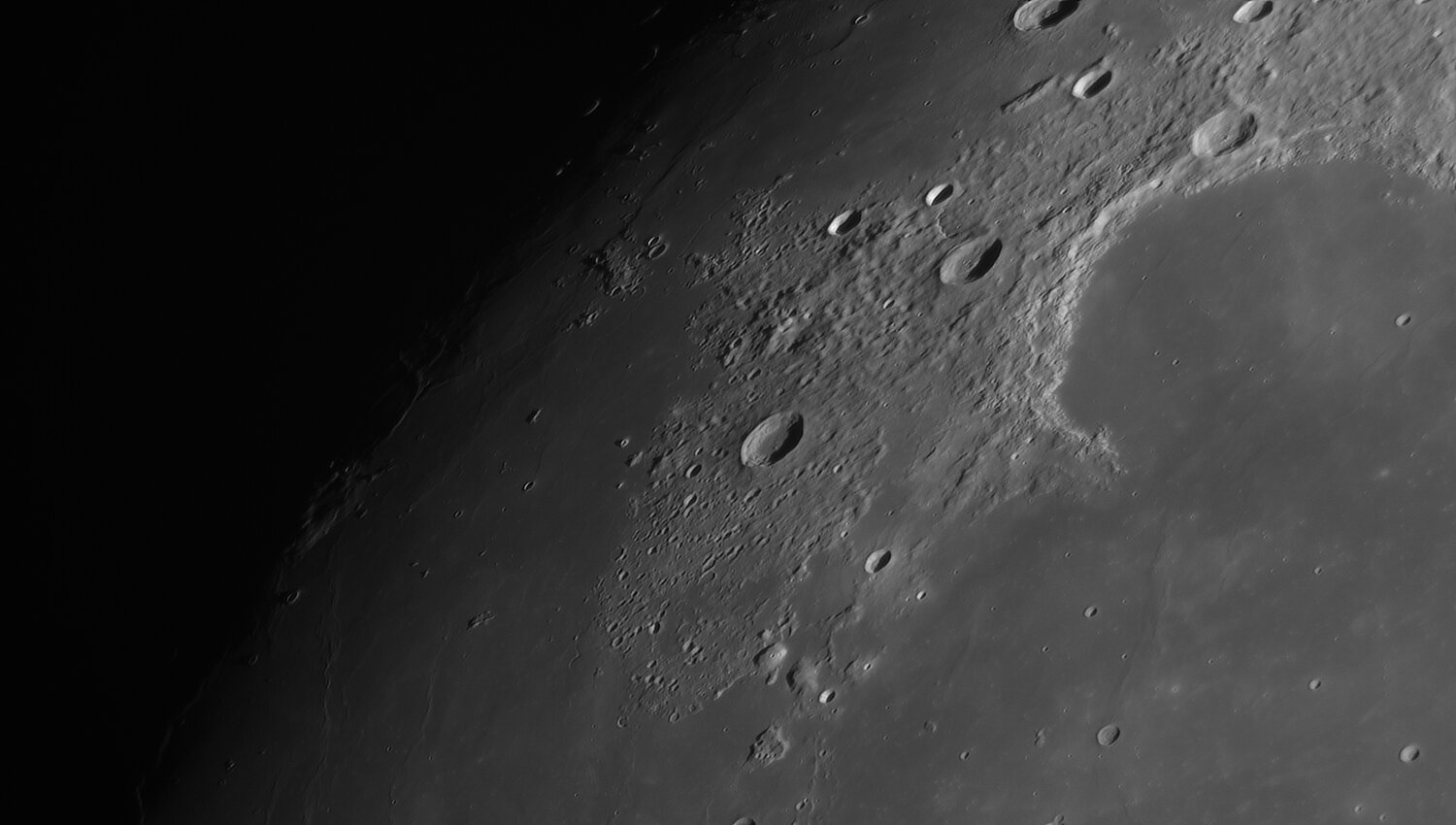 151564504_Moon_220801_250121_ZWOASI290MM_R-ccd_AS_P30_lapl5_ap606.thumb.jpg.b38877db6414aa9fece6ec1702bbe586.jpg