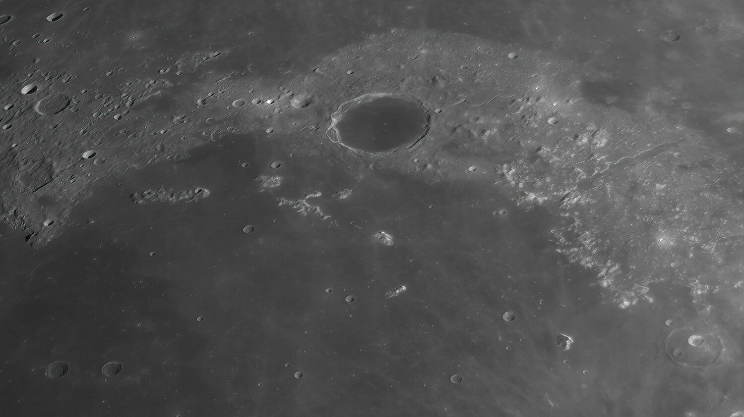 185788101_Moon_221716_250121_ZWOASI290MM_R-ccd_AS_P30_lapl5_ap770-DeNoiseAI-low-light.thumb.jpg.21706c6e569ea9fe0c253edb7240cb3d.jpg