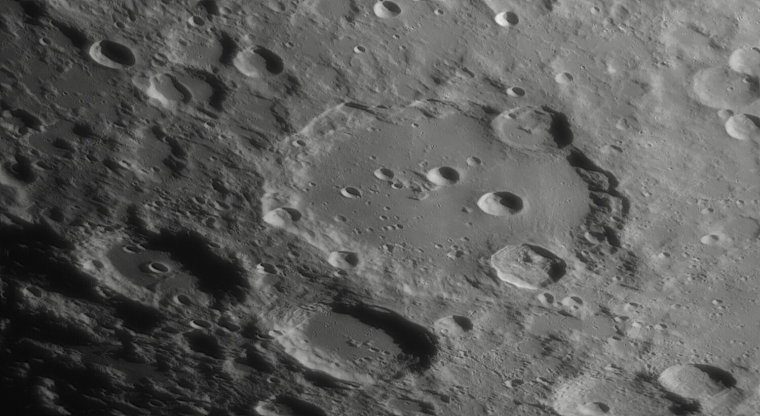 1026673114_2022-02-11-1939_6-RGB-Moon_ZWOASI290MM_AS_F250_lapl6_ap1003.thumb.jpg.df81102de874d8085ef974a3bdfd35c8.jpg