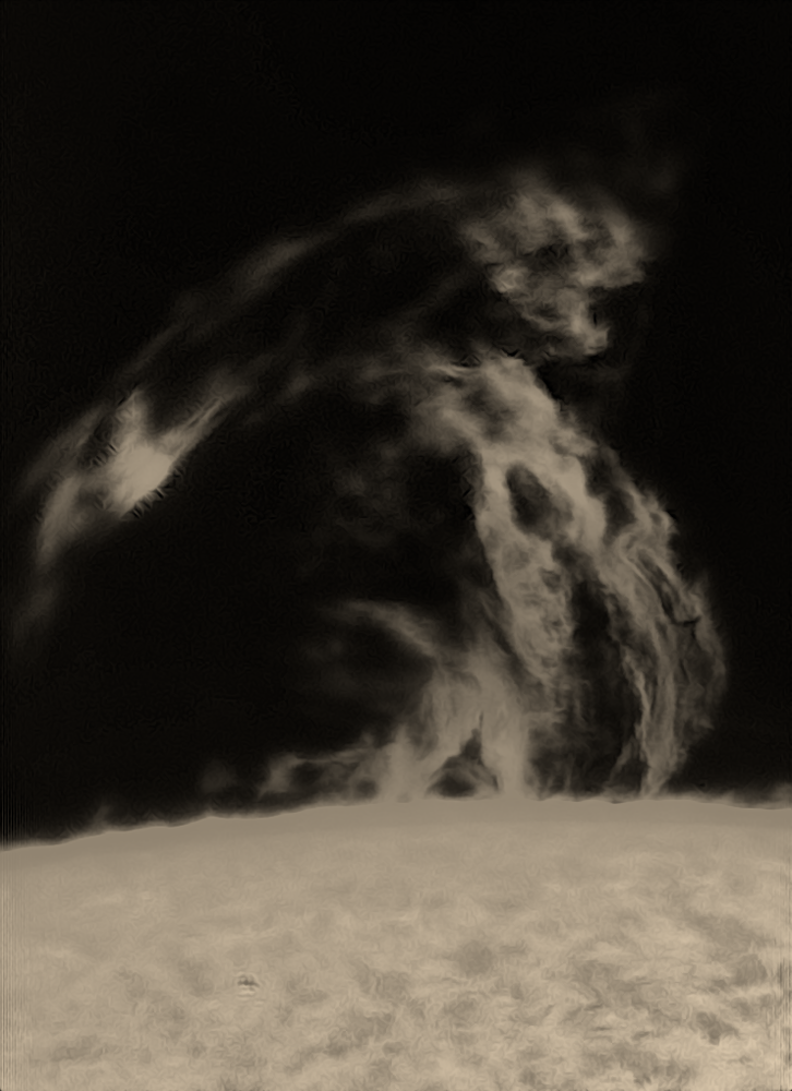 Grosse protuberance 7 Mars 2022 monochrome.png