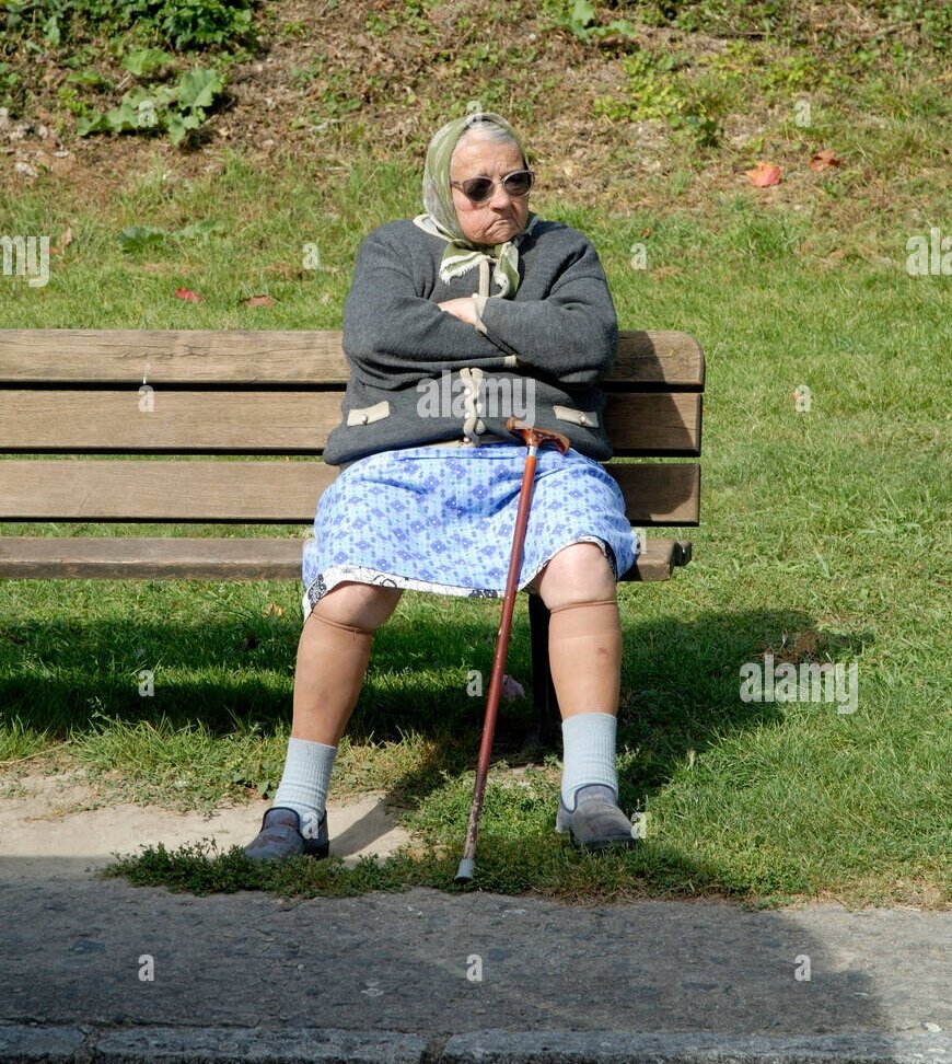 vieille-femme-sur-un-banc-sud-touraine-france-agbx8g_edit_217111118878329.jpg.63b007b06473696259ebb600e790c881.jpg