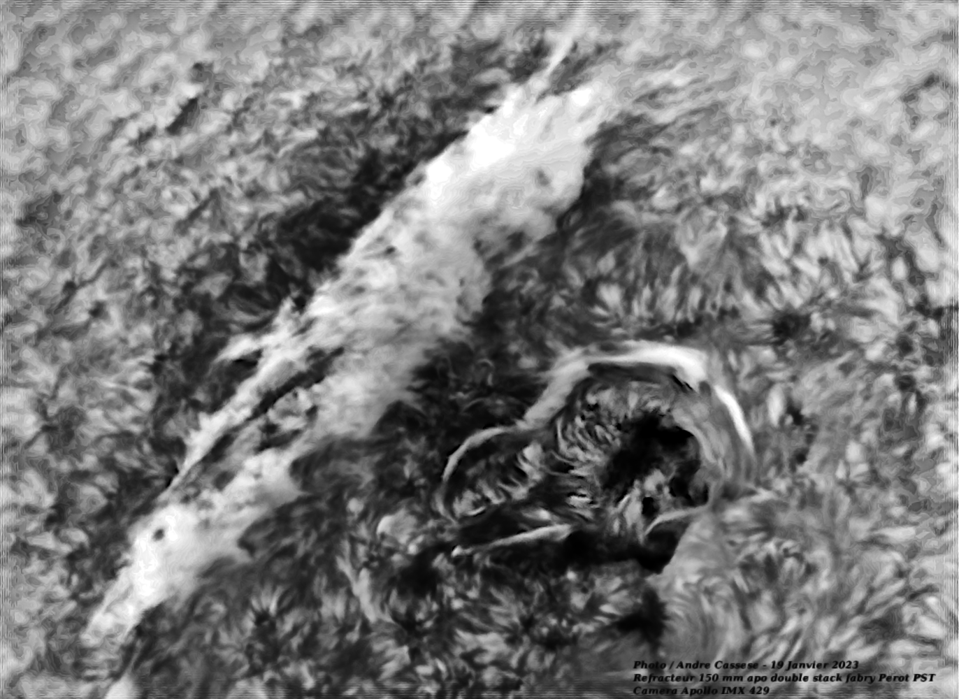 2023-01-19-1135_7-U-IR-Sun_Halpha_grosse tache solaire_100rfff_24T_564reg.png