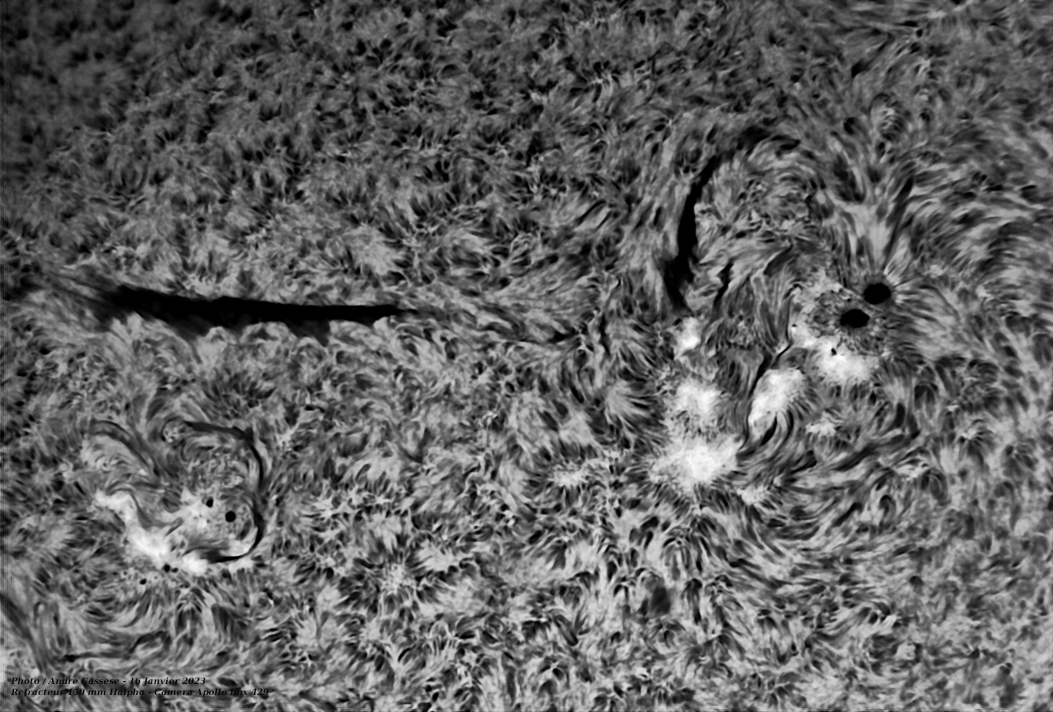 2023-01-16-1203_4-U-IR-Sun_Halpha_grosse tache solaire_100r_24T_628reg.png