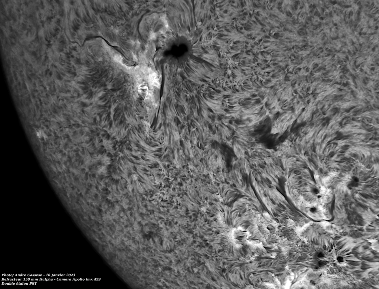 2023-01-16-1200_6-U-IR-Sun_Halpha_grosse tache solaire_100r_24T_1651reg.png