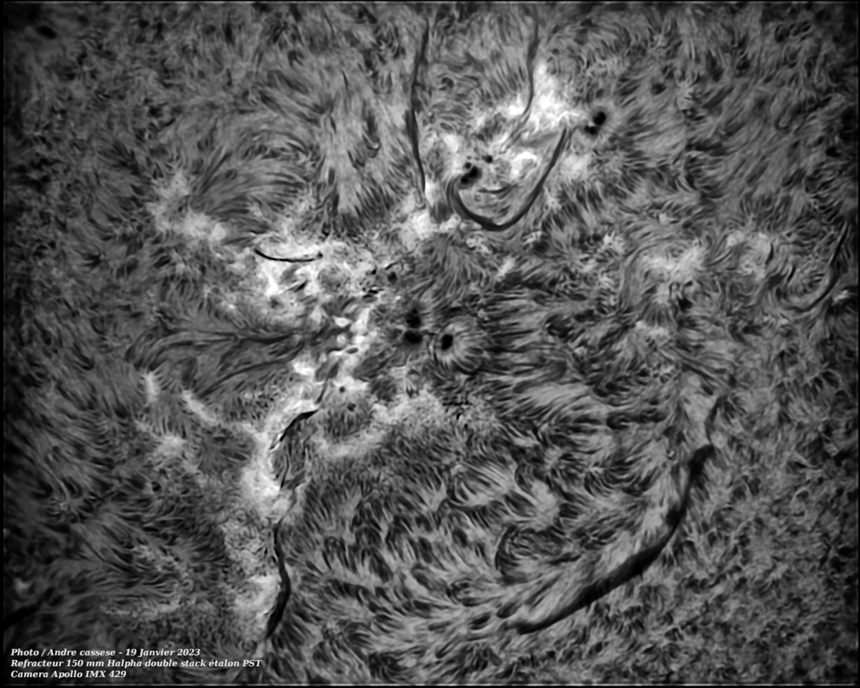 2023-01-19-1219_1-U-IR-Sun_Halpha_grosse tache solaire_100r_24T_799reg.png