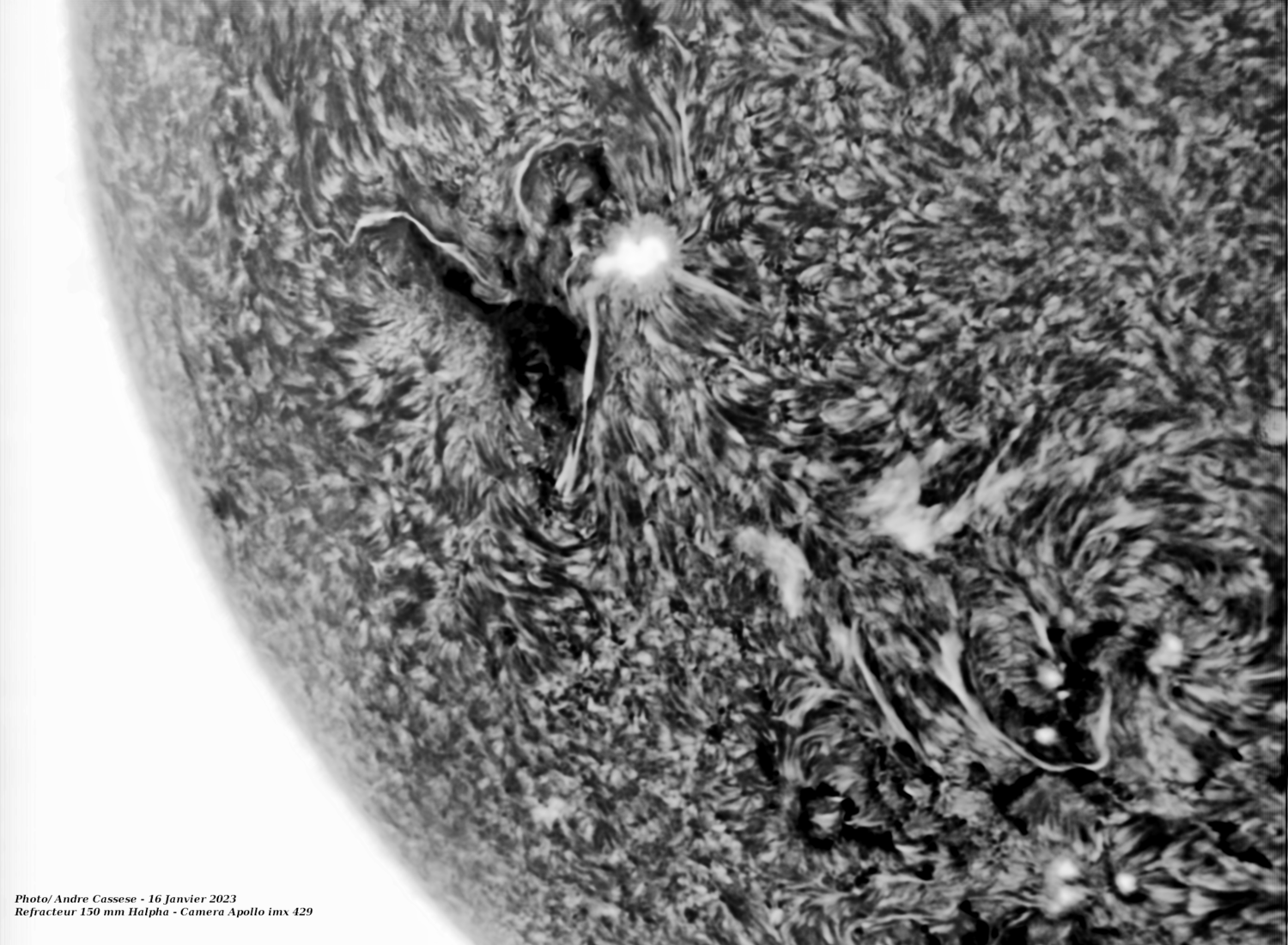 2023-01-16-1158_9-U-IR-Sun_Halpha_grosse tache solaire_100r_24uiiiiT_524reg.png
