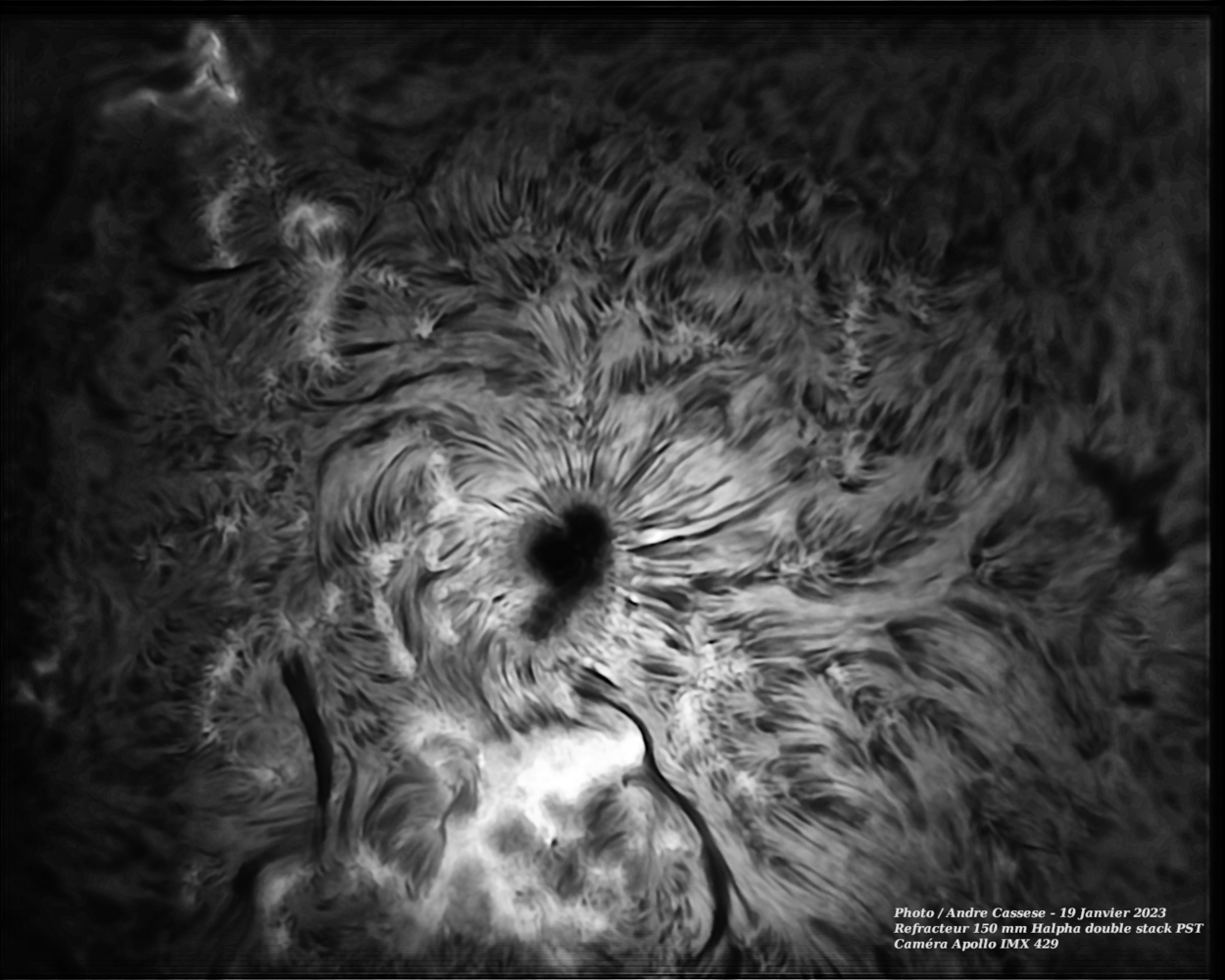 2023-01-19-1213_7-U-IR-Sun_Halpha_grosse tache solaire_100r_24T_633reg.png