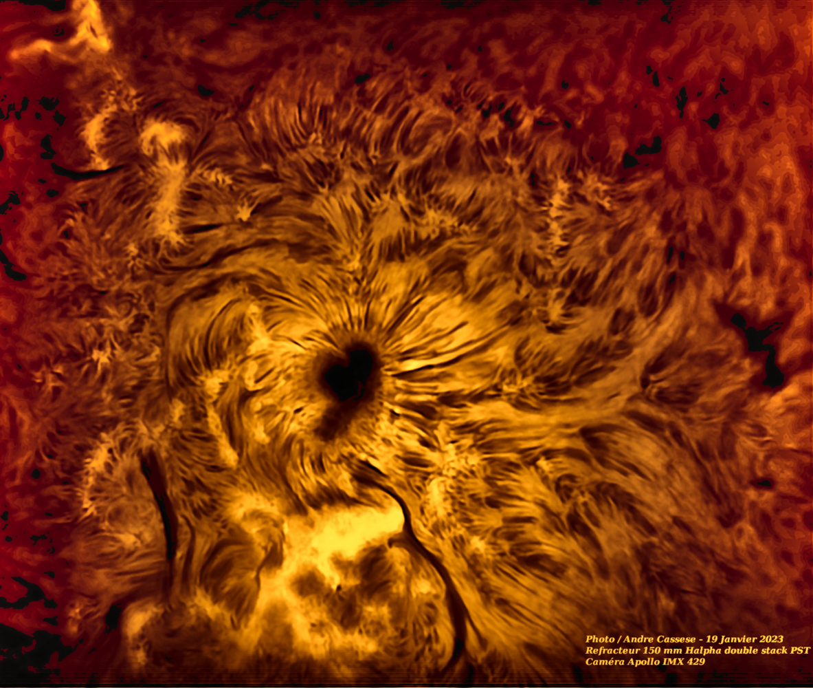 2023-01-19-1213_7-U-IR-Sun_Halpha_grosse tache solaire_100r_24Ttry_633reg.png
