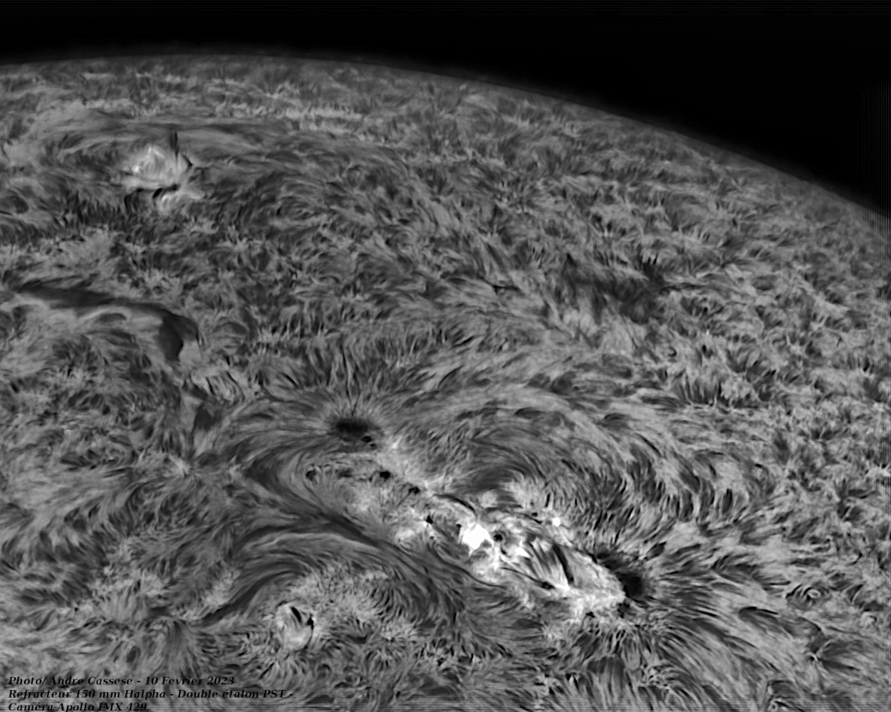 2023-02-10-1238_8-U-IR-Sun_Halpha_grosse tache solaire_100r_24T_828reg.png