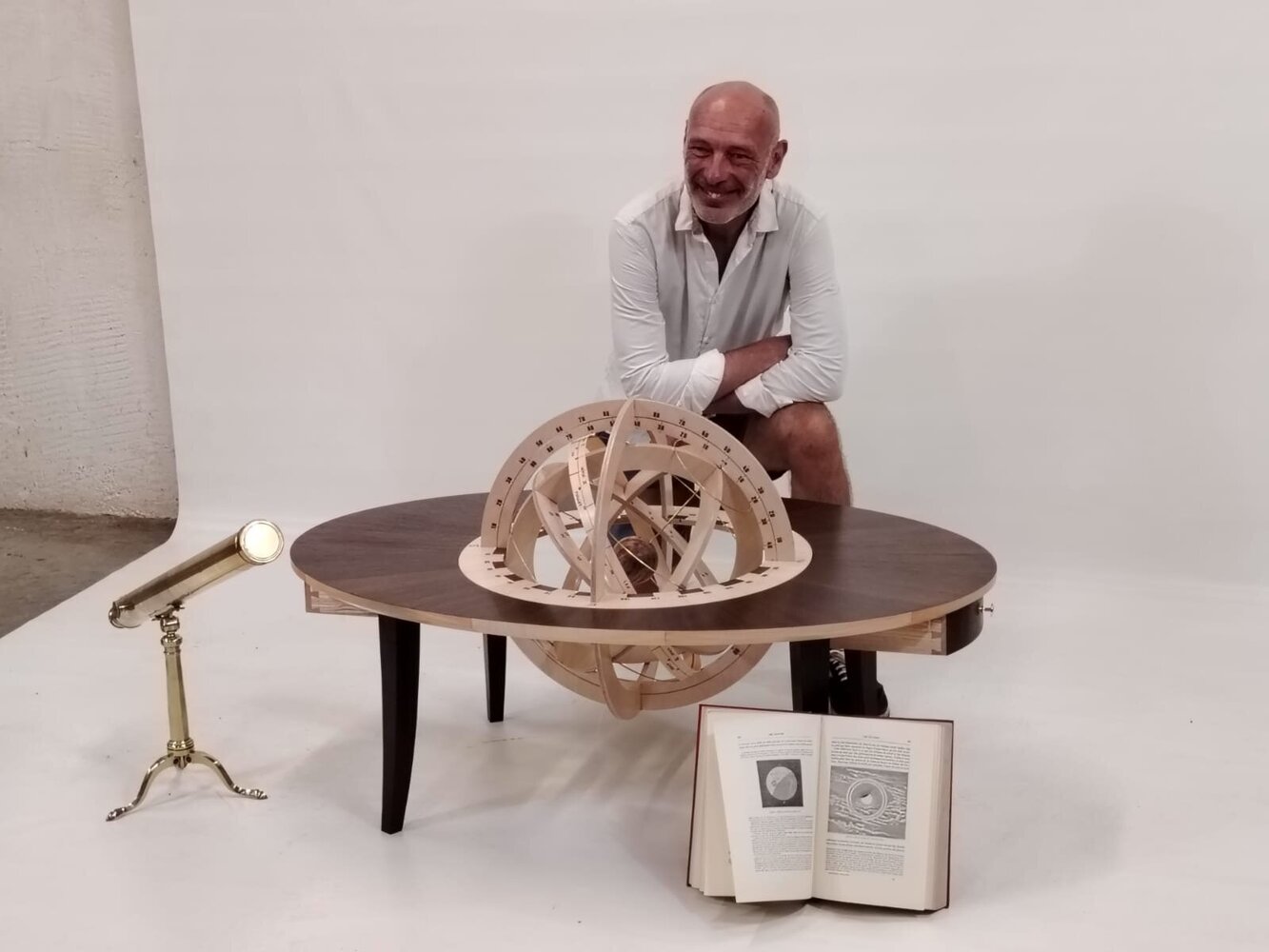 Univers - Table basse et sphère armillaire.jpeg